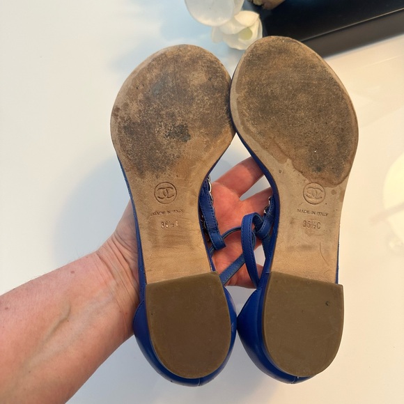 Chanel cobalt blue leather charm chain thong sandals. Size 36.5. - Picture 5 of 6